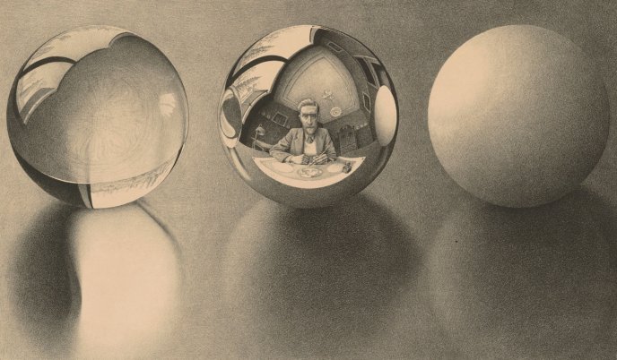 Reflet d'un homme dans une boule en verre