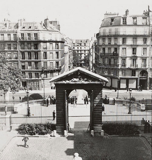 La cour d’honneur du Collège de France en 1945.