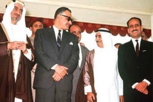 Photo prise lors du sommet de la Ligue arabe de 1967 à Khartoum et représentant (de gauche à droite) le roi Faisal d’Arabie saoudite, Gamal Abdel Nasser d’Égypte et des dirigeants du Yémen, du Koweït et de l’Irak. (Wikipedia)