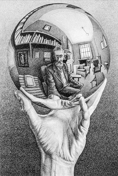 Reflet d'un homme dans un miroir sphérique qu'il tient dans sa main