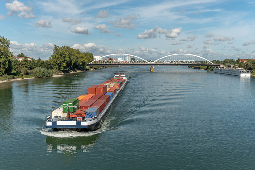 Barge-transportant-des-marchandises-sur-le-Rhin-entre-la-France-et-l’Allemagne