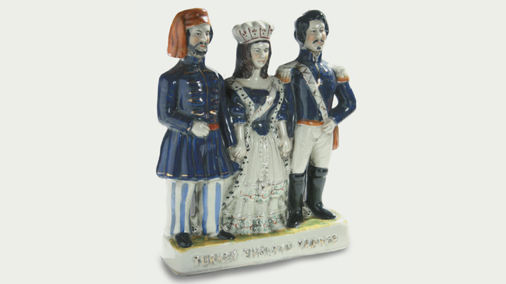 Bibelot en porcelaine représentant le sultan Abdülmecid, la reine Victoria et l’empereur Napoléon III, alliés lors de la guerre de Crimée, 1854-1856