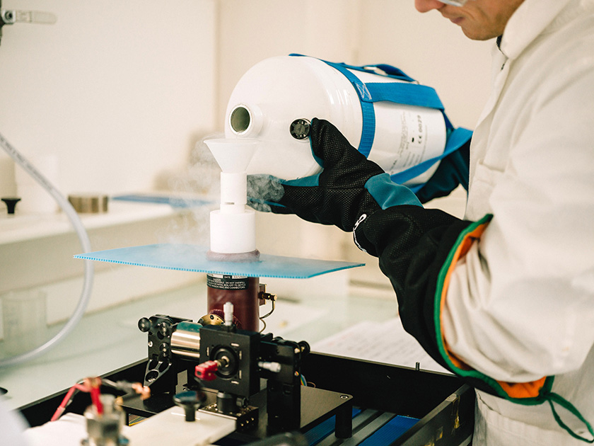 Cédric Leau dans le laboratoire