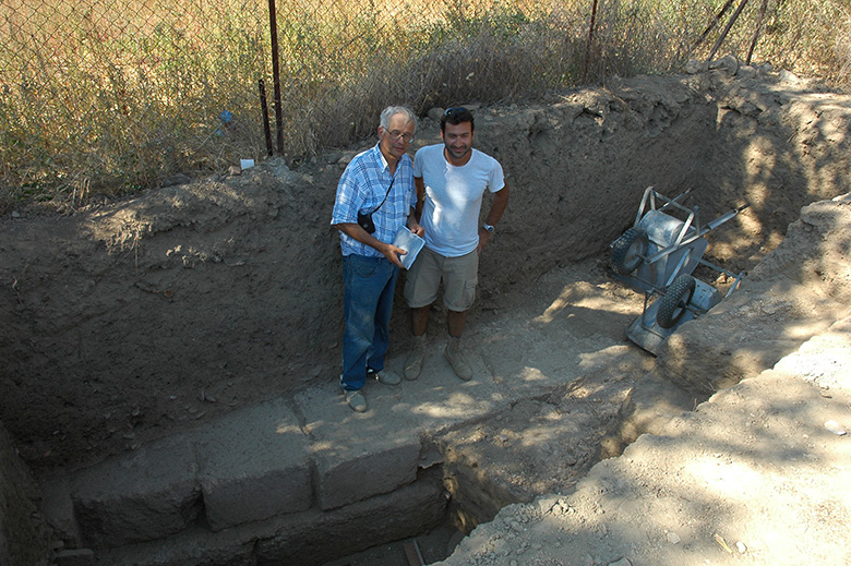 Denis Knoepfler et Sylvian Fachard (actuel directeur de l'ESAG) lors de la découverte initiale du site archéologique