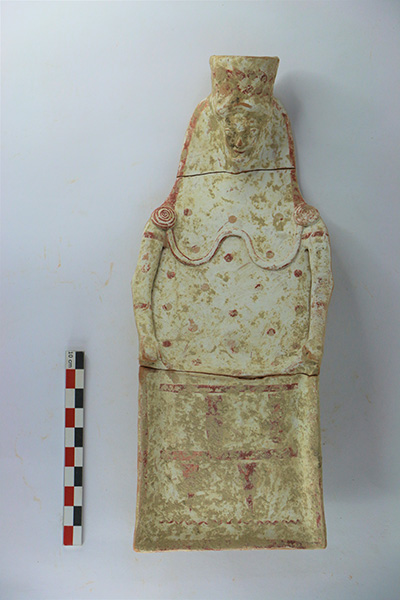 Une des figurines en terre cuite représentant la déesse Artémis assise