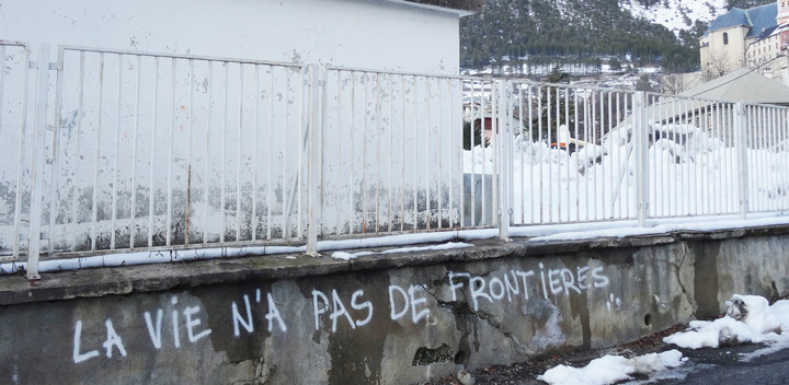 Photo d'un tag sur un mur « La vie n'a pas de frontières » prise par Didier Fassin en 2020 à Briançon