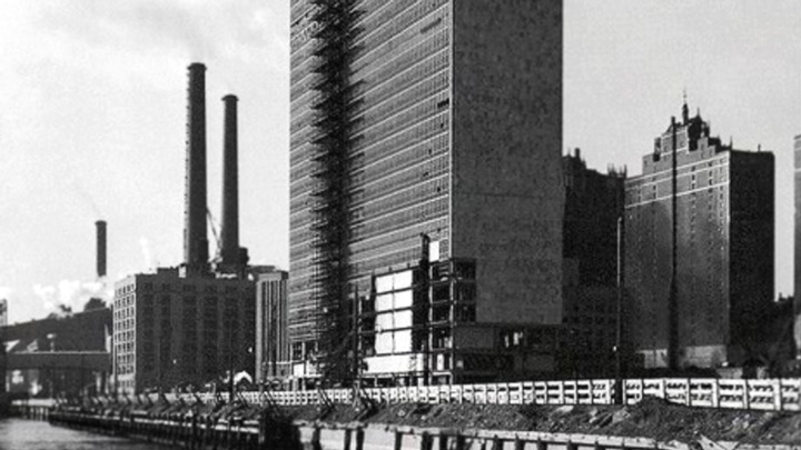 Photo en noir et blanc du bâtiment des Nations unies en cours de construction à New York