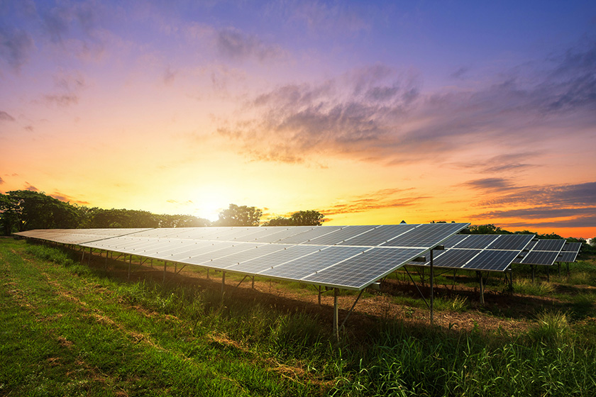 Panneaux photovoltaïques sur coucher de soleil