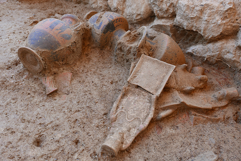 Partie du dépôt de vases figurés au moment de sa découverte en 2020