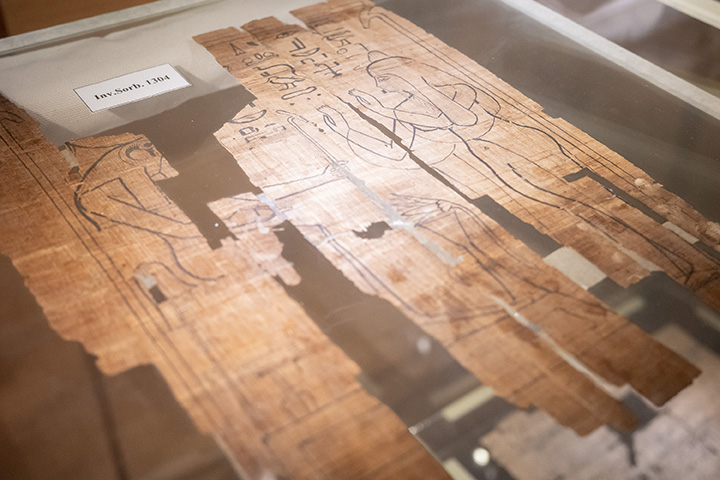 Papyrus funéraire avec vignette représentant la chanteuse d’Amon Bak-en-khonsou, devant le dieu Rê-Horakhty 