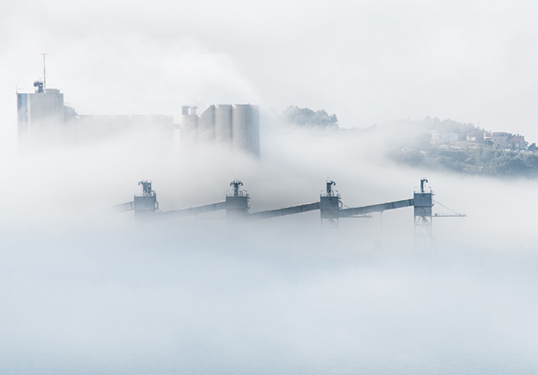 Ville dans le brouillard de la pollution