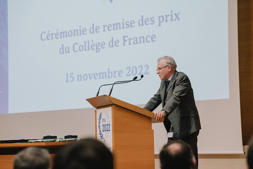 Thomas Römer, administrateur du Collège de France, présentant la cérémonie de remise des prix du Collège de France 2022