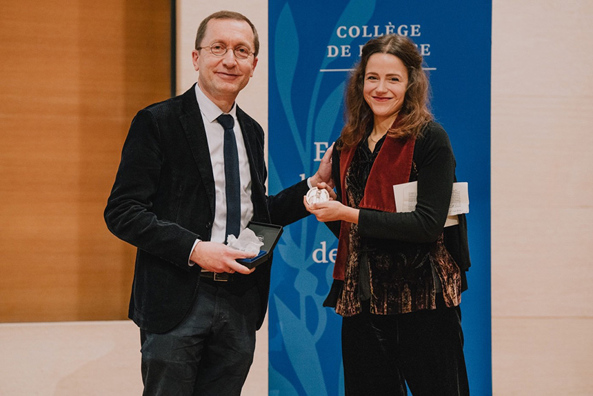Le Pr William Marx et la lauréate, Matilde Manara, lors de la remise des prix du Collège de France 2022