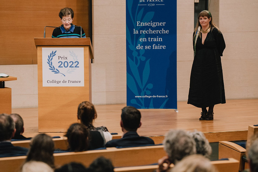 La Pr Françoise Combes remettant le prix à Aude Bernheim