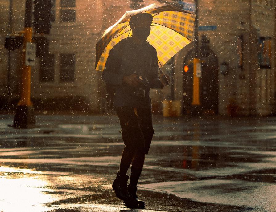 Homme marchant sous la pluie avec un parapluie