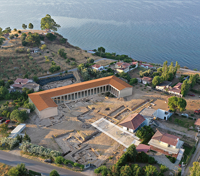 Vue aérienne du sanctuaire d'Amarynthos en 2020 avec la reconstitution virtuelle du grand portique et l'emplacement du temple d'Artémis