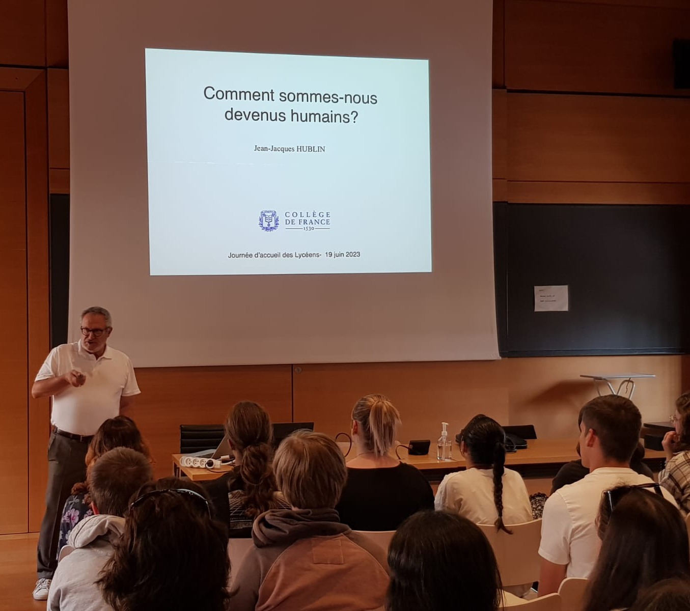 Professeur Jean-Jacques Hublin devant des élèves du lycée Pierre et Marie Curie de Chateauroux