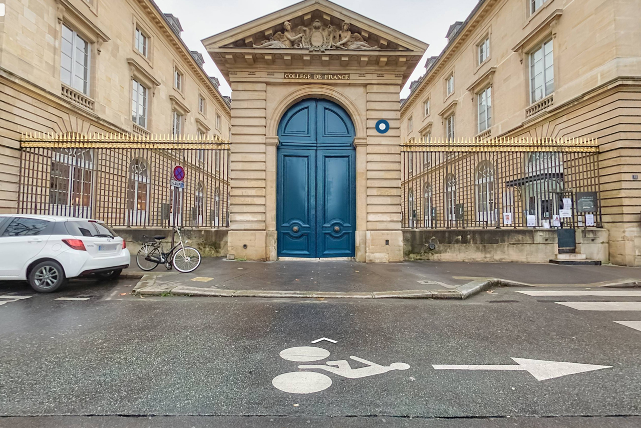 Vue du portail d'entrée du Collège de France