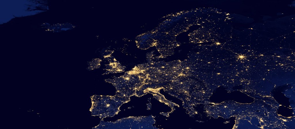 Europe vue du ciel et de nuit avec éclairage urbain