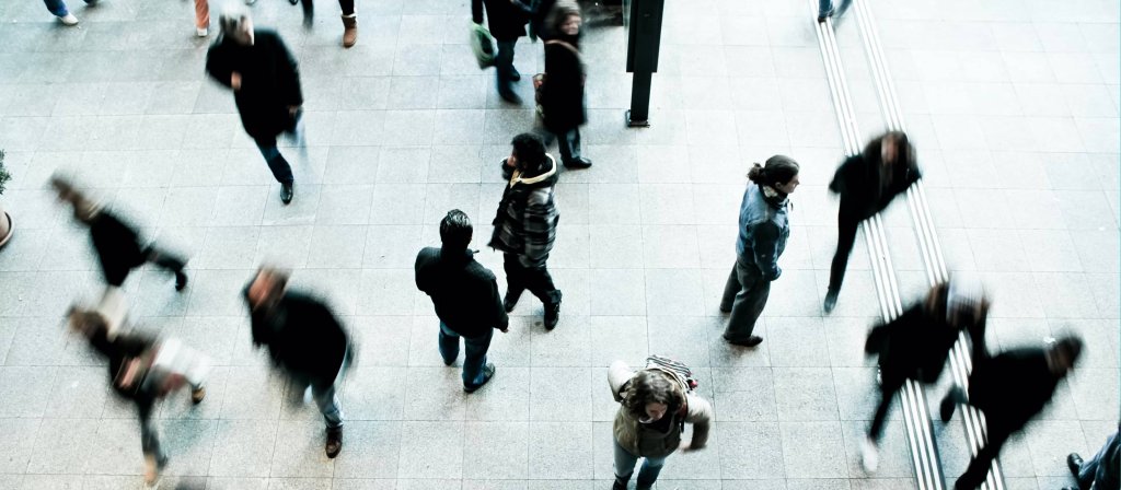 Personnes marchant vues en plongée