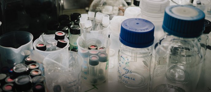 Flacons et tubes dans un laboratoire