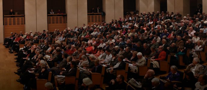 Public assis dans un amphithéâtre