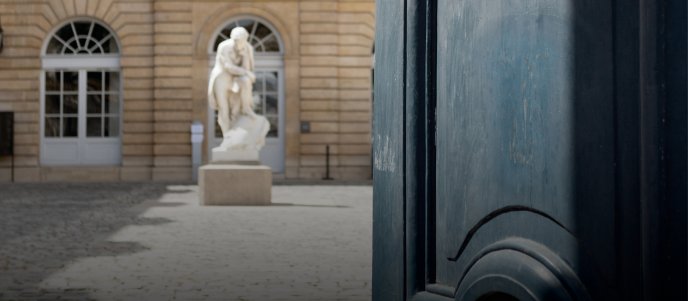 Portail ouvert sur la cour Budé et la statue de Champollion
