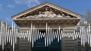 Onde audio sur photo de la porte d'entrée du Collège de France