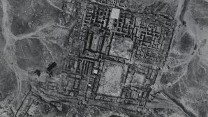  Le palais de Mari en cours de fouille (1937). Vue aérienne  Aviation française du Levant. Mission archéologique de Mari n° 1683b, 1937
