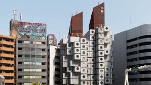 Immeuble urbain moderne avec architecture cubique et enseignes japonaises