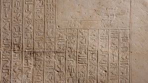 Séries de hiéroglyphes représentés sur le mur d'un édifice antique