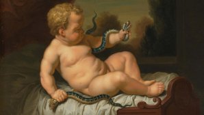 Un bébé nu aux formes rondes, allongé sur un drap clair, tient un serpent dans chaque main ; la scène, peinte dans un style classique, se déroule dans un paysage sombre et boisé en arrière-plan