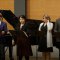 Chanteurs devant un piano