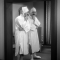 Homme en chemise et bonnet de nuit se regardant dans un miroir