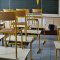 Des chaises sur des table dans une salle de classe