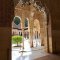 Vue d'une cours intérieure de la mosquée-cathédrale de Cordoue