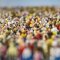Petites figurines représentant une foule de personnes