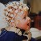 Enfant portant un casque d’électroencéphalographie (EEG) avec électrodes positionnées sur la tête.