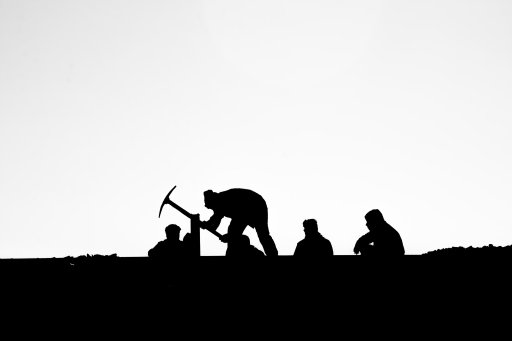 Photo à contre jour d'ouvriers au travail