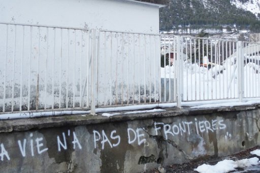 Wall inscription: La vie n'a pas de frontières (Life has no borders)