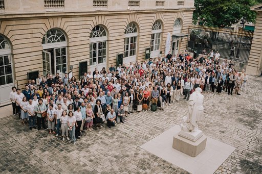 Participants du trentième Congrès international de papyrologie dans la cour d’honneur du Collège de France