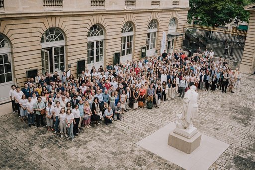 Participants at the 30th International Papyrology Congress in the main courtyard of the Collège de France
