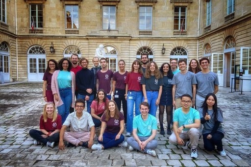 Photo de groupe des Chadocs dans la cour d'honneur à l'occasion de la Fête de la science 2022