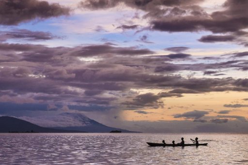 Pirogue navigant dans le Pacifique Sud