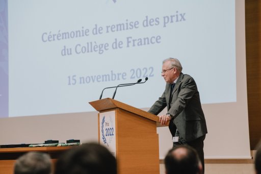 Thomas Römer, administrateur du Collège de France, présentant la cérémonie de remise des prix du Collège de France 2022