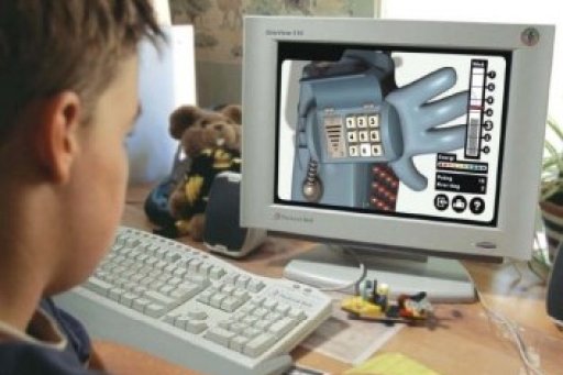 Enfant utilisant un ordinateur
