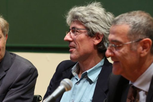 Claude Cohen-Tannoudji, David J. Wineland et Serge Haroche lors d'une conférence pour le prix nobel 2012