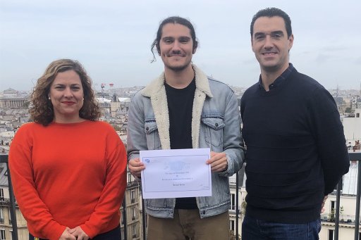 MaximeDecker, winner of the SCF M2 annual prize, flanked by Dr Maria Gomez-Mingot and Dr Carlos Sánchez-Sánchez