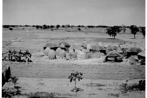 Millet huts and granaries (Robert Pageard archives)