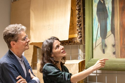 Isolde Pludermacher et Antoine Compagnon devant une toile d'Edgar Degas